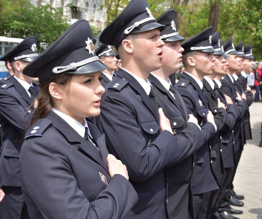Стаття Будущие полицейские получили дипломы в парке Шевченко Утренний город. Одеса