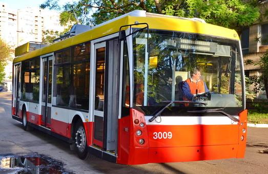 Стаття В Одессе продолжают ремонтировать и окрашивать в фирменные цвета троллейбусы (ФОТО) Утренний город. Одеса