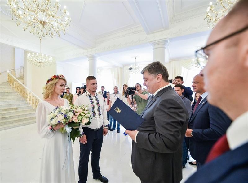 Статья Порошенко в Одессе подарил на свадьбу АТОшнику квартиру Утренний город. Одесса
