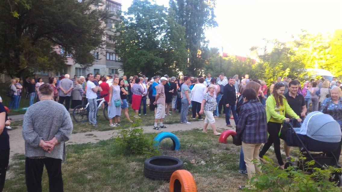 Стаття Жители Киевского района Одессы протестуют против застройки их двора Ранкове місто. Одеса