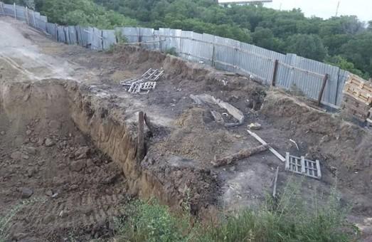 Стаття Одесский Ботанический сад под угрозой оползня: строители высотки раскопали склон (ФОТО) Ранкове місто. Одеса