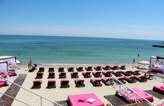 Стаття На пляже Дельфин осталось совсем немного места для бесплатного отдыха одесситов (ФОТО) Утренний город. Одеса