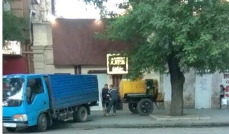 Статья В Одессе обнаружили гараж, в котором в антисанитарных условиях разливают «уличный» квас (фото) Утренний город. Одесса