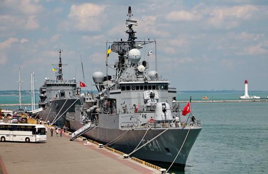 Стаття В Одессу впервые за 10 лет зашла подлодка, корабли Туреции и Румынии, армада США на подходе (ФОТО) Утренний город. Одеса
