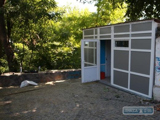 Статья Коммунальщики устанавливают новый туалет возле мэрии Одессы Утренний город. Одесса