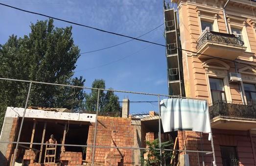 Стаття Одесский Дом-стену взялись ремонтировать (ФОТО) Утренний город. Одеса