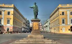 Стаття В Одессе появилась «спортивная» скульптура Ранкове місто. Одеса