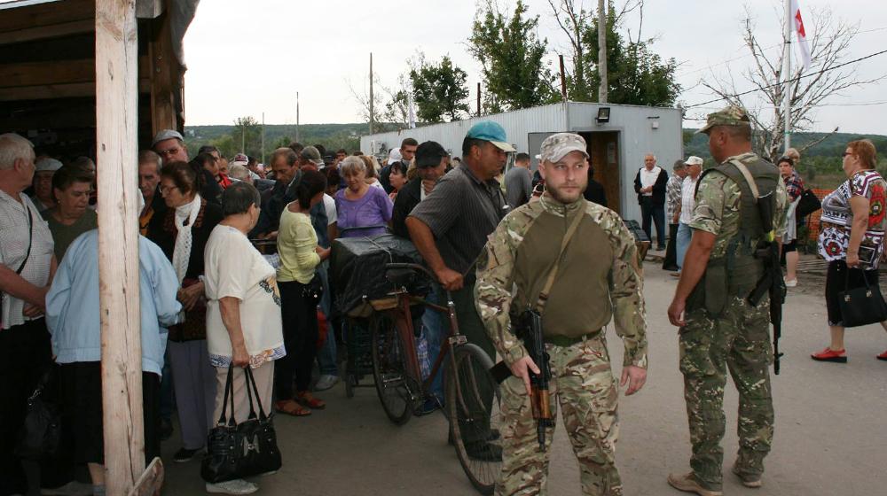 Стаття Полиция показала ситуацию на КПВВ и в центре Станицы Луганской (ФОТО) Ранкове місто. Одеса