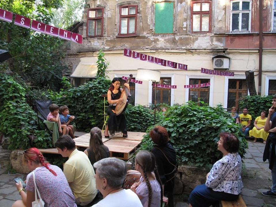 Статья Один из одесских двориков обустроили под площадку для культурных развлечений Утренний город. Одесса