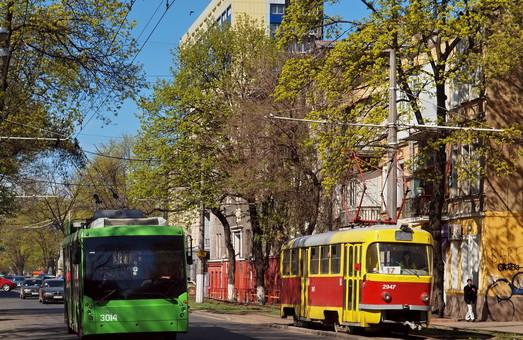 Стаття Фото дня: одесские трамваи и троллейбусы на улице Канатной Утренний город. Одеса