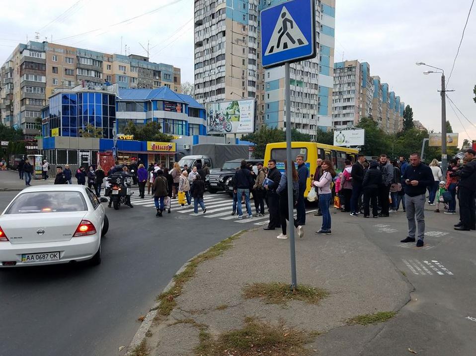 Стаття В Одессе снова перекрыл дорогу: горожане недовольны «благоустройством» школы Ранкове місто. Одеса