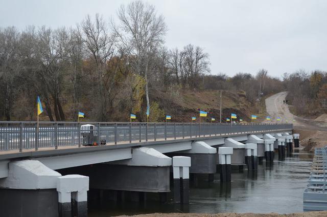 Стаття Мост на Луганщине, разрушенный наемниками РФ в 2014 году, открыт после капремонта. ФОТОрепортаж Ранкове місто. Одеса