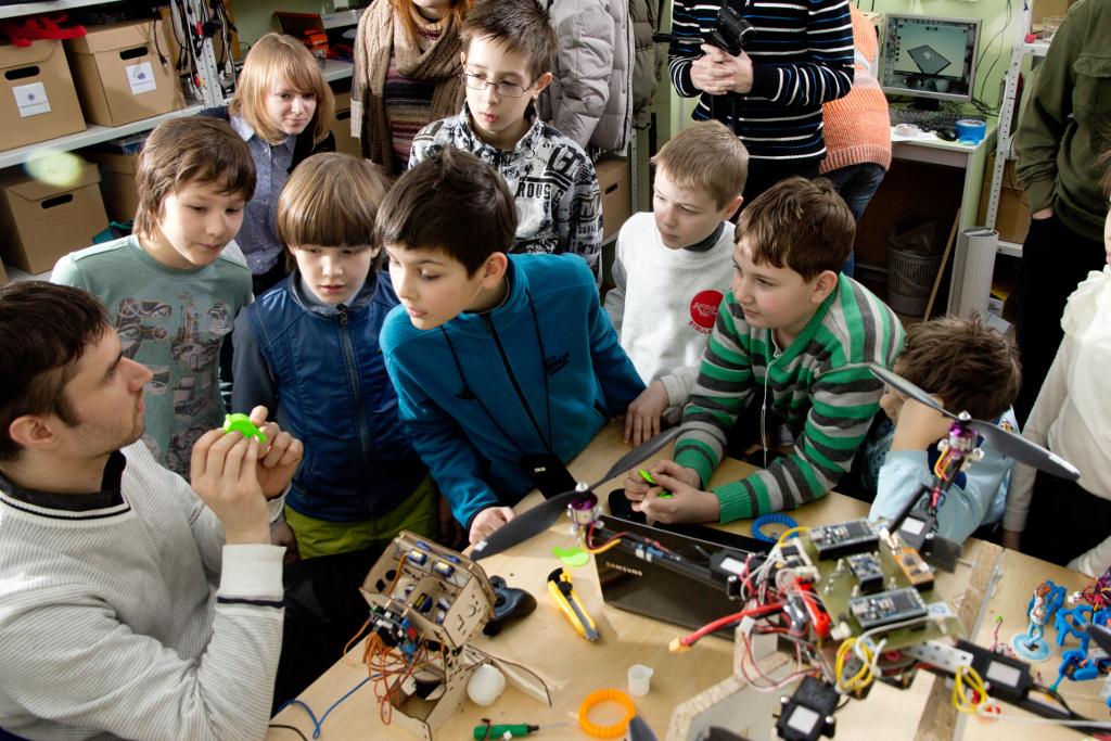 Стаття Одесские школьники смогут бесплатно изучать робототехнику Ранкове місто. Одеса