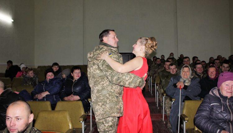 Стаття Артисты Одесской музкомедии дали концерт в зоне АТО (фото) Ранкове місто. Одеса