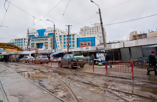 Статья В Одессе около «Привоза» начали ограждение трамвайных путей от автохамов (ФОТО) Утренний город. Одесса
