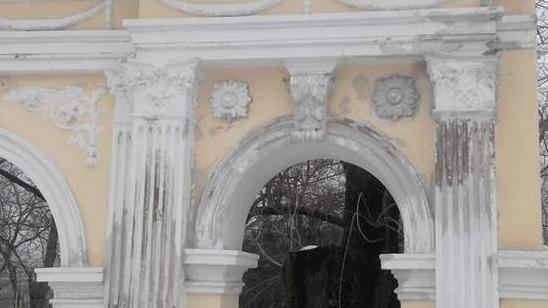 Стаття Власти Одессы насмешили оправданием за обсыпающуюся после реставрации Ланжероновскую арку Ранкове місто. Одеса