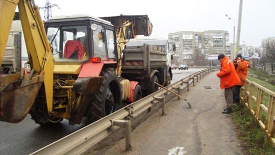 Стаття Одесские улицы начали убирать от «зимнего мусора» Ранкове місто. Одеса