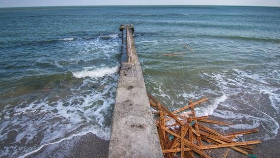 Стаття Сильный шторм смыл несколько пляжей Одессы (ФОТО) Ранкове місто. Одеса