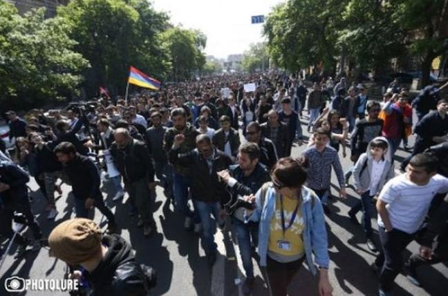 Стаття Майдан в Армении: митингующие заблокировали резиденцию премьера страны. ФОТО Ранкове місто. Одеса