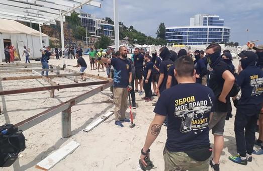 Стаття В Одессе активисты снесли пляжный нахалстрой на 10-й станции Фонтана Ранкове місто. Одеса