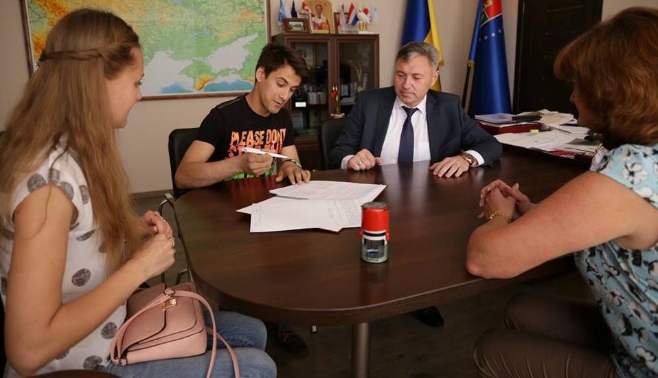 Стаття На Луганщине подписан первый в этом году договор в рамках программы молодежного кредитования Ранкове місто. Одеса