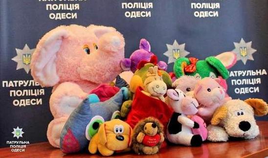 Стаття Одесситы приносят мягкие игрушки в Главное управление полиции Ранкове місто. Одеса