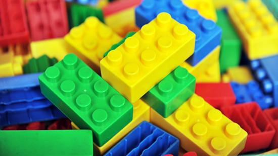 Стаття В Киеве прибыли первые фуры с конструкторами LEGO для первоклассников Ранкове місто. Одеса