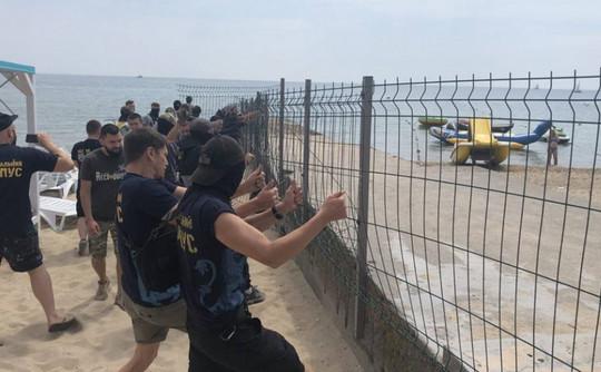 Стаття В Одессе активисты снесли забор на пляже в Отраде (ФОТО) Ранкове місто. Одеса