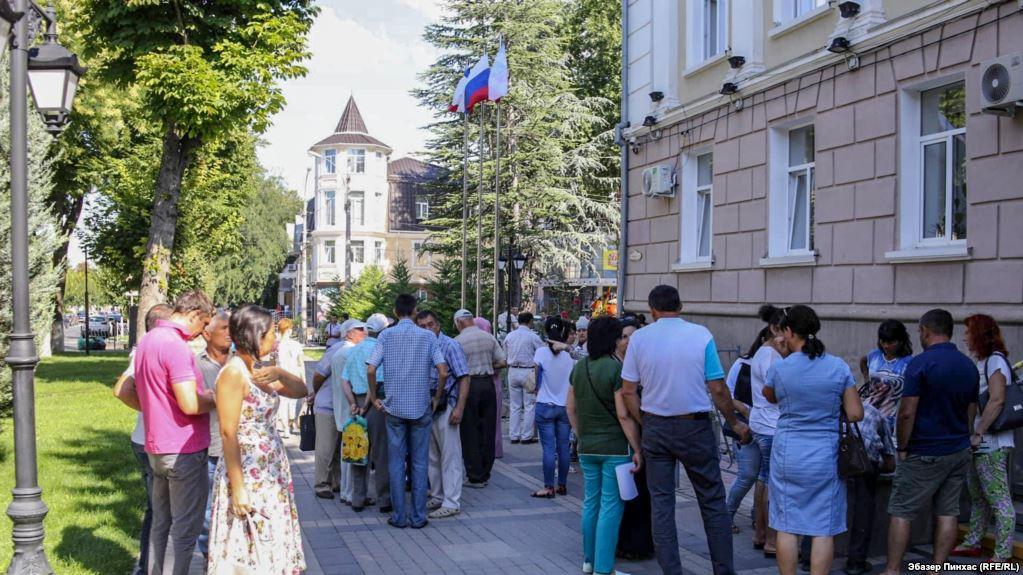 Стаття Жители «поляны протеста» требуют встречи с властью Симферополя (+фото) Ранкове місто. Одеса