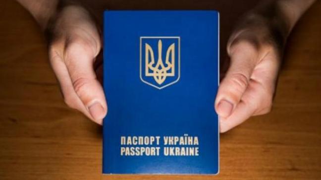 Стаття Крымчане массово получают украинские паспорта Ранкове місто. Одеса