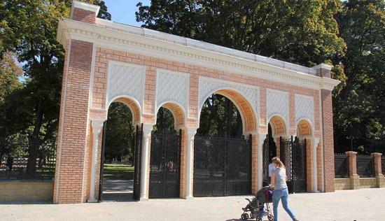 Стаття У входа в одесский Преображенский парк красуются новые арки (ФОТО) Ранкове місто. Одеса