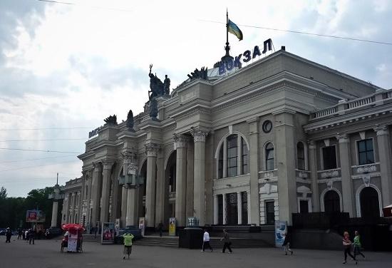 Стаття Привокзальную площадь Одессы очистили от стихийной торговли Ранкове місто. Одеса