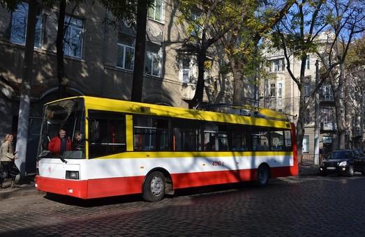 Стаття На одесские улицы впервые вышел электробус — он умеет колесить по трамвайным рельсам Ранкове місто. Одеса