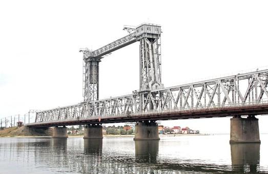 Стаття Одесские железнодорожники ремонтируют мосты и другие сооружения Ранкове місто. Одеса