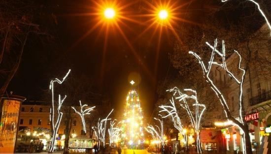 Стаття На центральной улице Одессы зажгли праздничную елку (ФОТО) Ранкове місто. Одеса