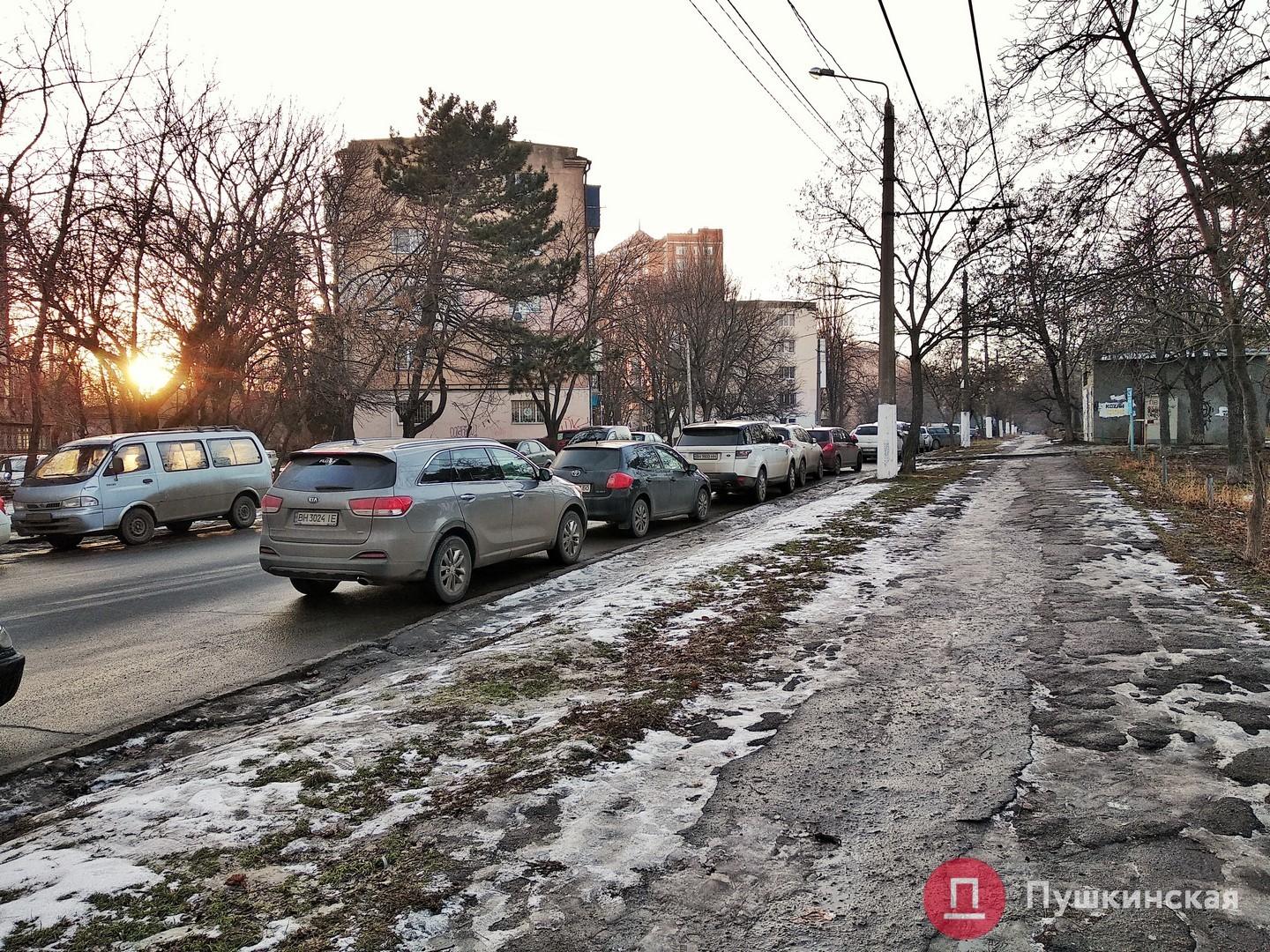 Стаття Тротуар вдоль одесского парка отремонтируют, защитив его от «автохамов». Фото Ранкове місто. Одеса