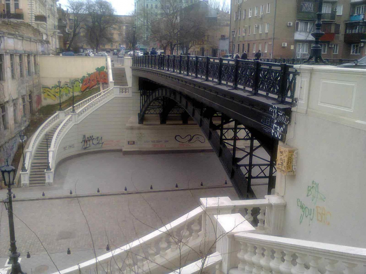 Стаття В Одессе неизвестные разрисовали мост Коцебу - на него нанесут антивандальное покрытие. Фото Ранкове місто. Одеса