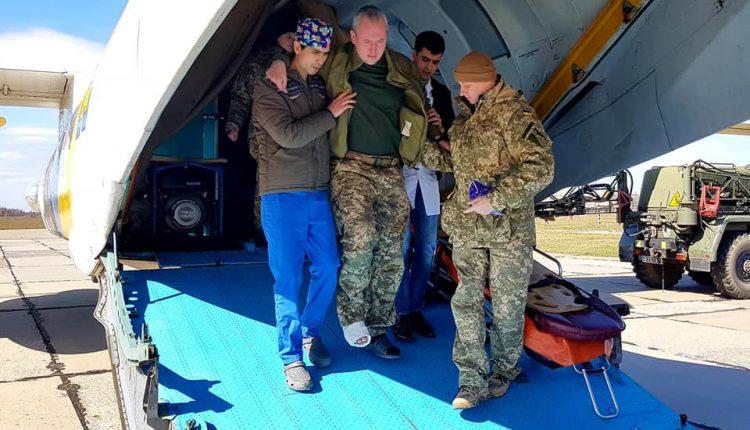 Стаття В Одессу прибыл борт с раненными на Донбассе бойцами ООС. ФОТО Ранкове місто. Одеса