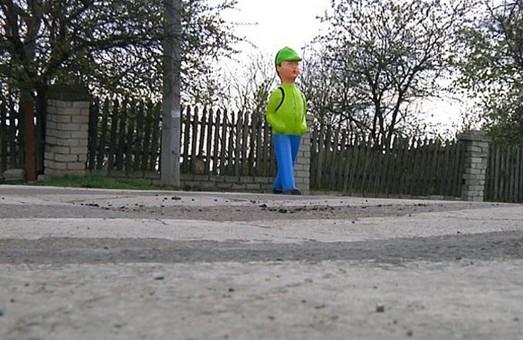 Стаття В селе Визирка возле пешеходных переходов установили пластмассовые фигуры школьников Ранкове місто. Одеса