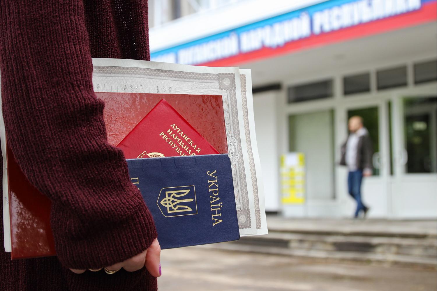 Стаття Без бумажки ты… никак: как жители Донбасса гражданство меняют? Ранкове місто. Одеса