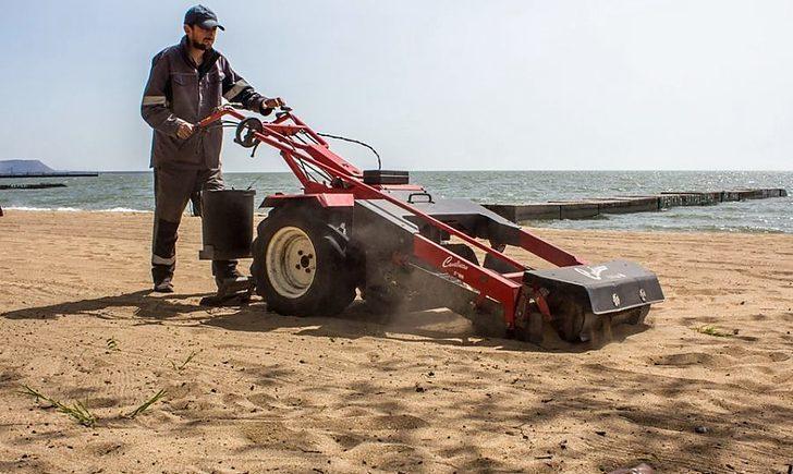 Стаття У Маріуполі пляжі від сміття прибирає італійська техніка Ранкове місто. Одеса