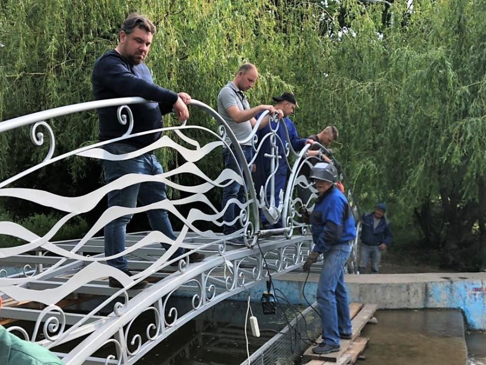 Стаття На прудах одесского парка Победы установили новый мост Ранкове місто. Одеса
