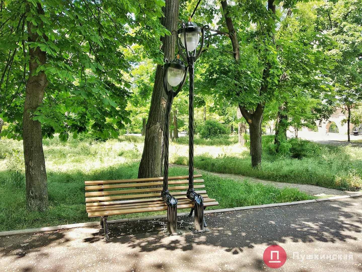 Стаття В одесском парке на скамейку «присели» два влюбленных фонаря. Фото Ранкове місто. Одеса