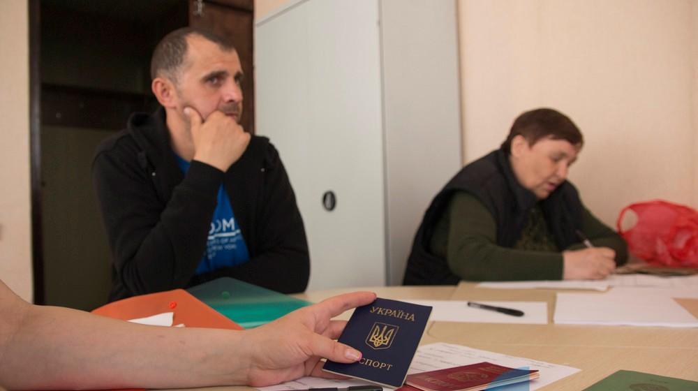 Стаття Почему жители Луганска не видят преимуществ в российских паспортах? Ранкове місто. Одеса