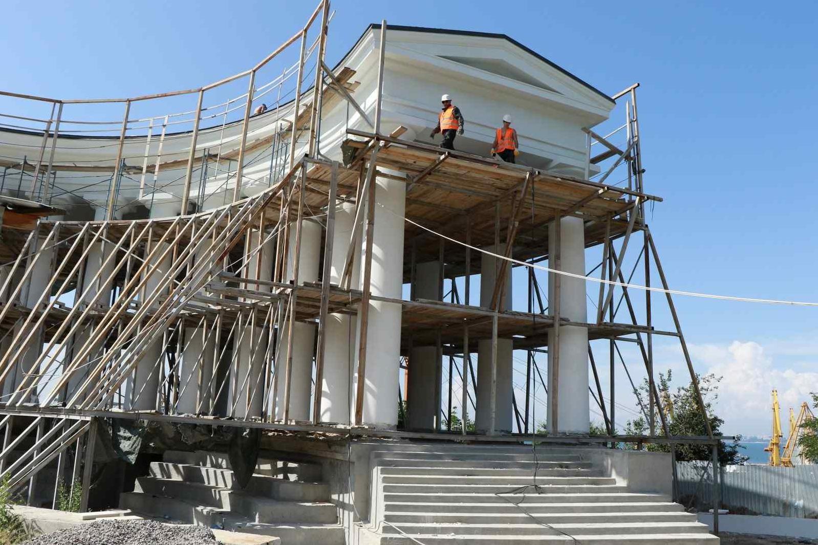 Стаття С ремонтируемой колоннады в центре Одессы начали снимать строительные леса. Фото Ранкове місто. Одеса