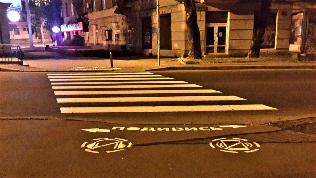 Стаття В Одессе обновили дорожную разметку и оставили «послания» пешеходам. Фото Ранкове місто. Одеса