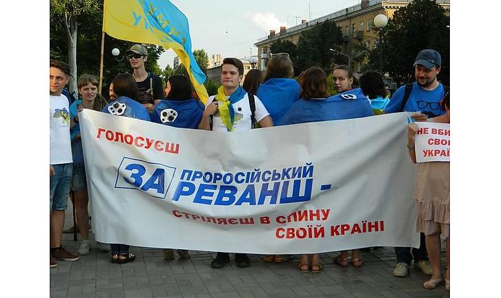 Стаття Не вбивай свою країну:жителі Донеччині вийшли на мітинг проти реваншу сепаратистів на виборах. Фото Ранкове місто. Одеса