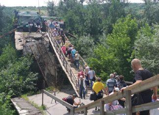 Стаття В Станице-Луганской разминируют подходы к разрушенному мосту Ранкове місто. Одеса