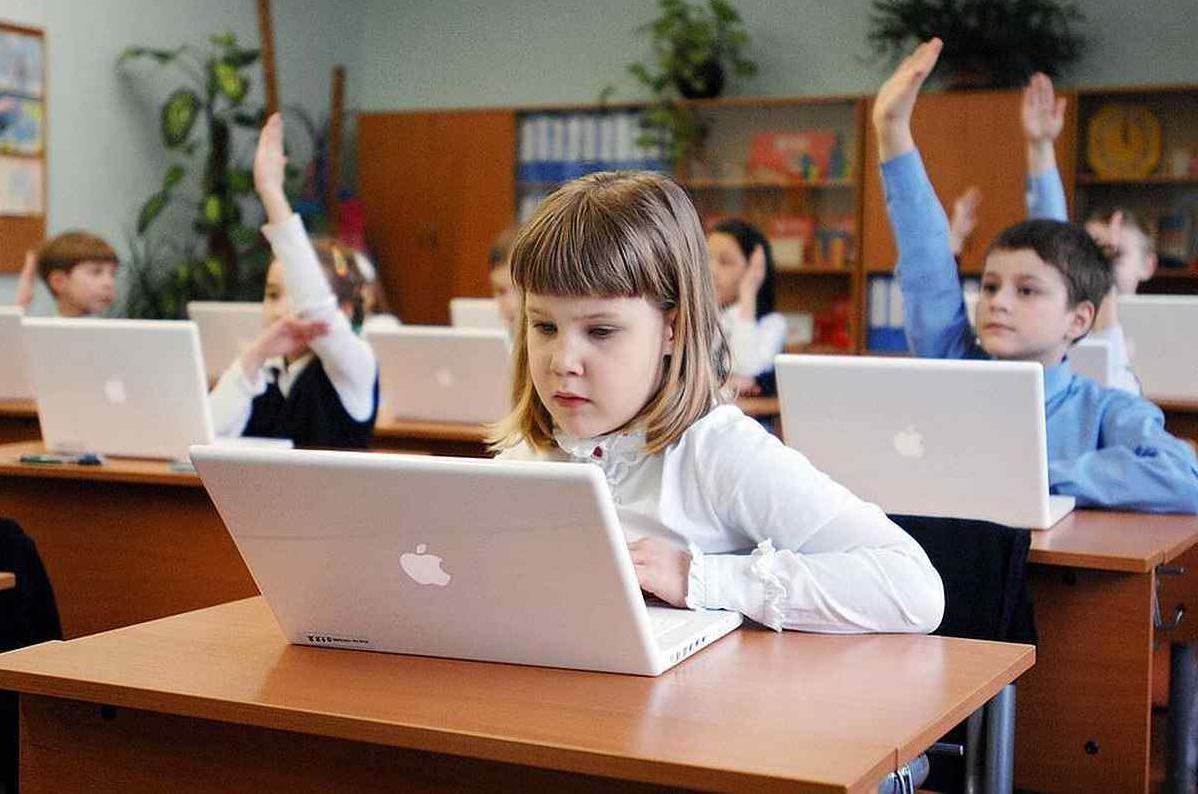 Компьютер дети школа. Дети в школе. Современный ученик. Школьники в классе. Современная школа.
