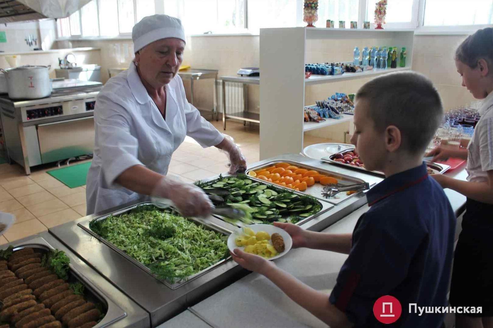Стаття В школу с питанием по системе шведского стола на окраине Одессы ищут нового поставщика еды Ранкове місто. Одеса